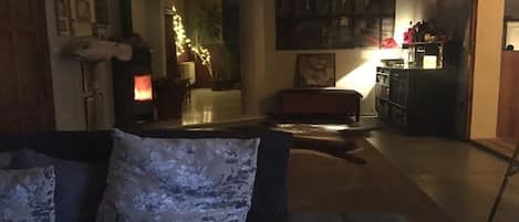 Ein gemütliches Wohnzimmer mit einer Couch, einem Kamin und einem Bücherregal.