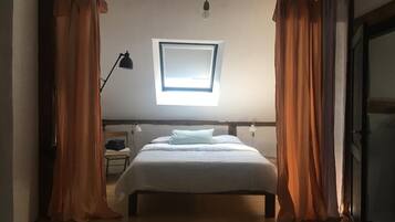 6 bedrooms, iron/ironing board, WiFi, bed sheets