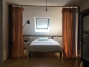 6 bedrooms, iron/ironing board, WiFi, bed sheets