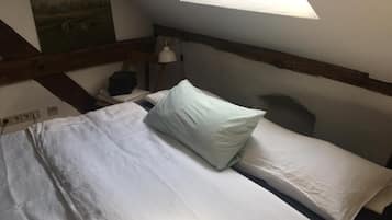 6 bedrooms, iron/ironing board, WiFi, bed sheets