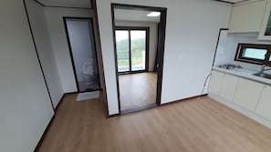 Habitación, 2 habitaciones (25 PY) | Cocina privada | Frigorífico, microondas en la zona común y placa de cocina