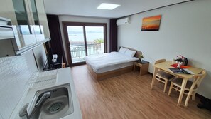 Estudio (10 PY) | Cocina básica privada | Frigorífico, microondas en la zona común y placa de cocina