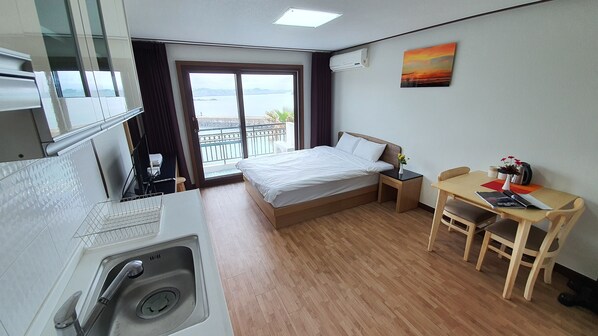 Studio (10 PY) | Private kitchenette