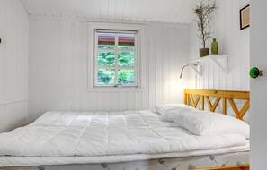 2 bedrooms, travel crib, free WiFi