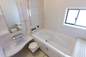 บ้านพัก | ห้องน้ำ | อ่างอาบน้ำและฝักบัวแยกจากกัน, อ่างอาบน้ำแบบแช��่ตัว, ของใช้ในห้องน้ำฟรี