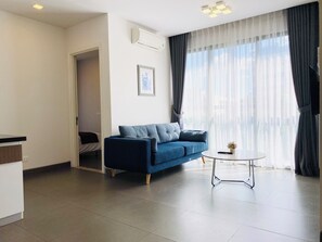 Leilighet, 3 soverom | Oppholdsområde | Flatskjerm-TV