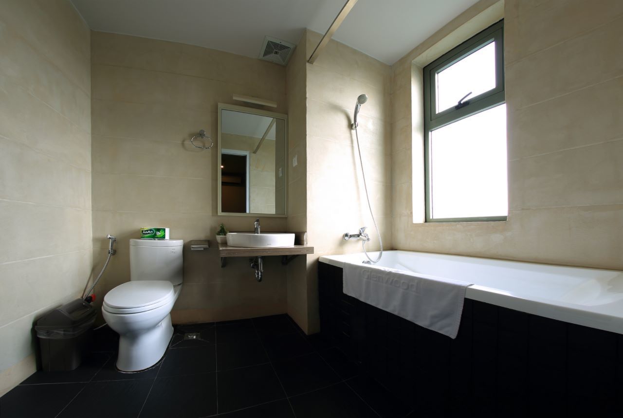 Une salle de bain avec des toilettes, un lavabo et une baignoire.