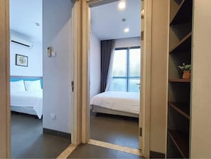 Apartamento, 2 quartos | 1 quarto, cofres nos quartos, escrivaninha, quartos à prova de som