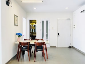 Apartamento, 3 quartos | Sala de jantar