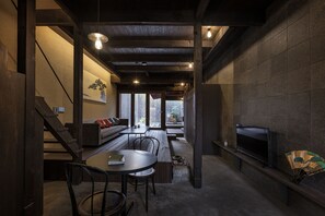 Escrivaninha, quartos à prova de som, Wi-Fi de cortesia, roupa de cama