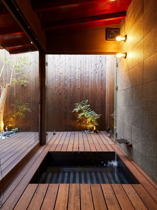 Tina de hidromasaje al aire libre