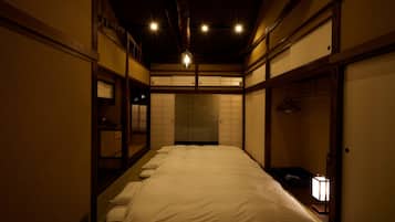 Escrivaninha, quartos à prova de som, Wi-Fi de cortesia, roupa de cama