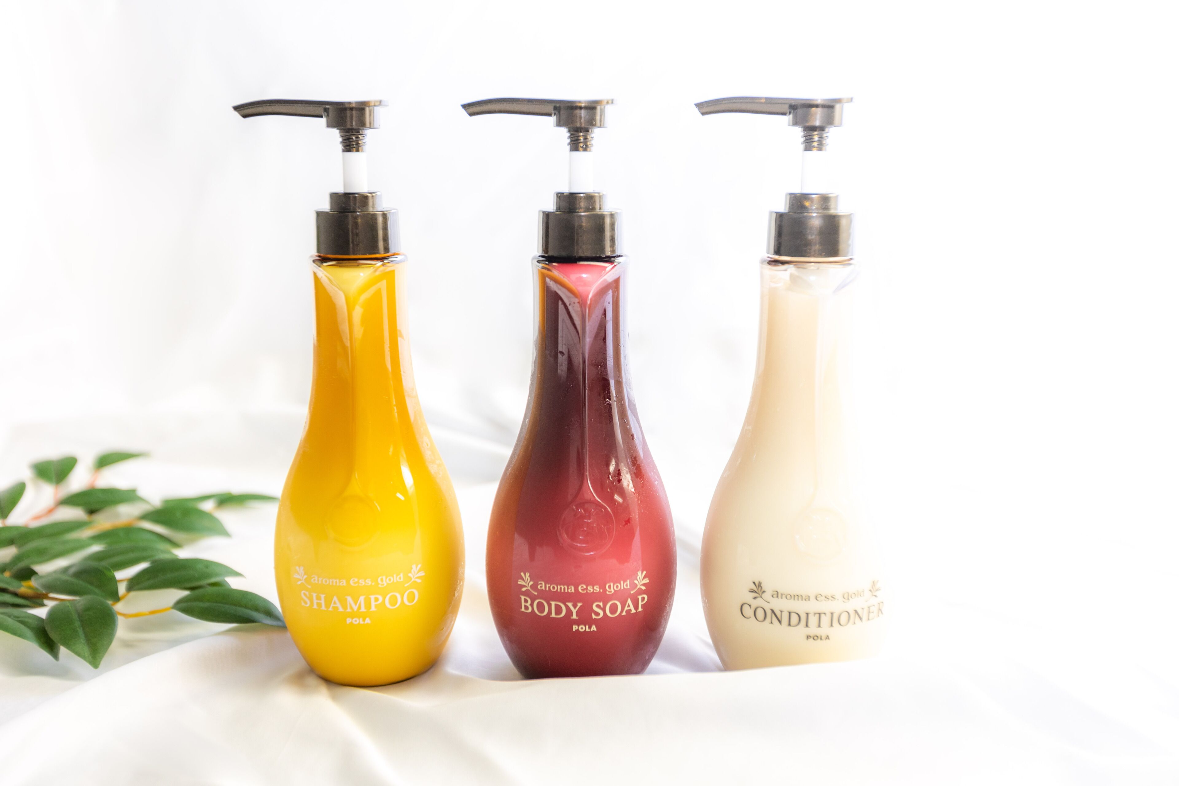 Trois bouteilles de shampoing, de gel douche et d’après-shampoing.