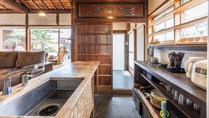 ハウス | 専用キッチン | 冷蔵庫、電子レンジ、コンロ、食器洗い機