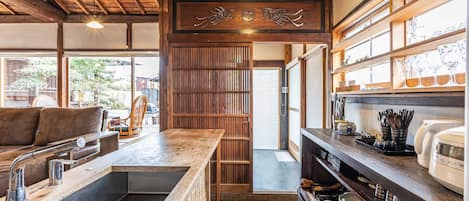 Casa | Cucina privata | Frigorifero, microonde, piano cottura, lavastoviglie