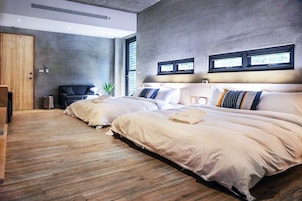 1 habitaciĂłn y minibar con artĂculos gratuitos