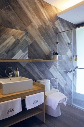 Deluxe Double Room (Madaru) | Bathroom | Shower, free toiletries, hair dryer, slippers - Block House (Yuchi)