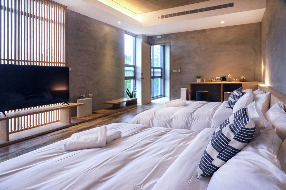 Phòng 4 Deluxe (Ihiasan) | Minibar với thức uống miễn phí, bàn