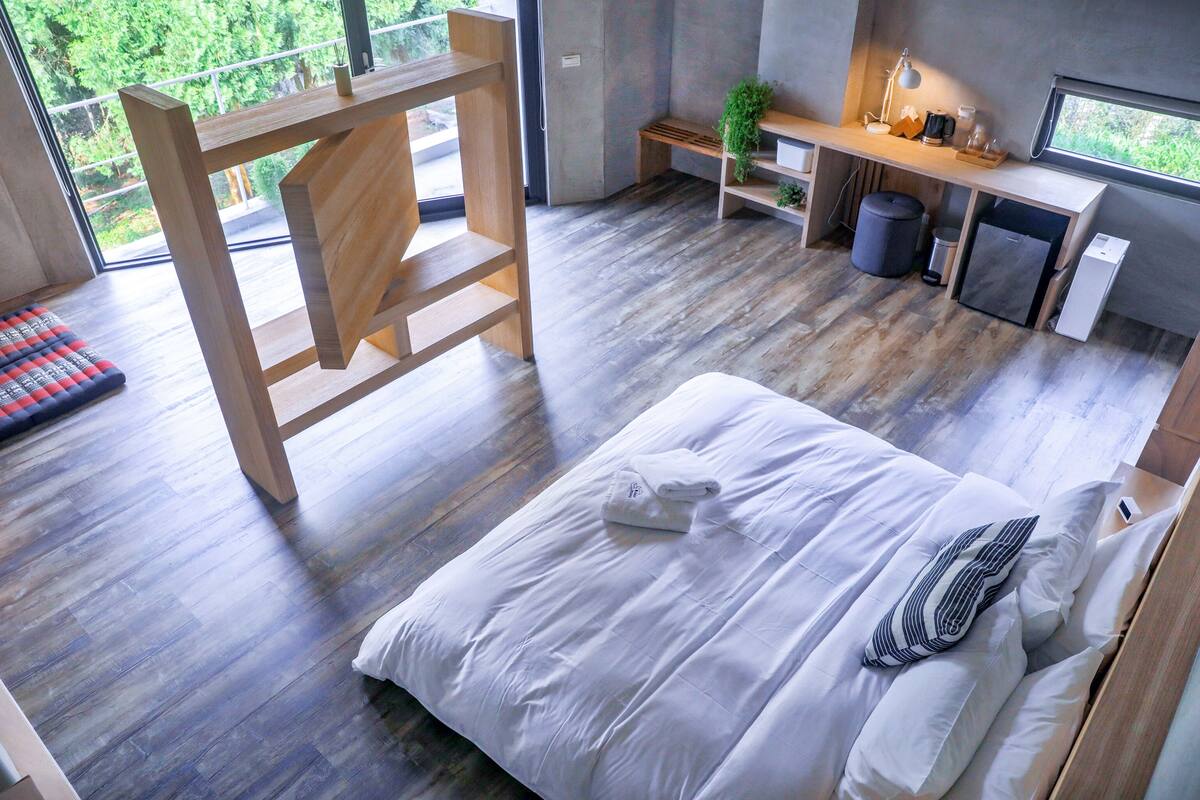 Phòng đôi Deluxe (Madaru) | Minibar với thức uống miễn phí, bàn
