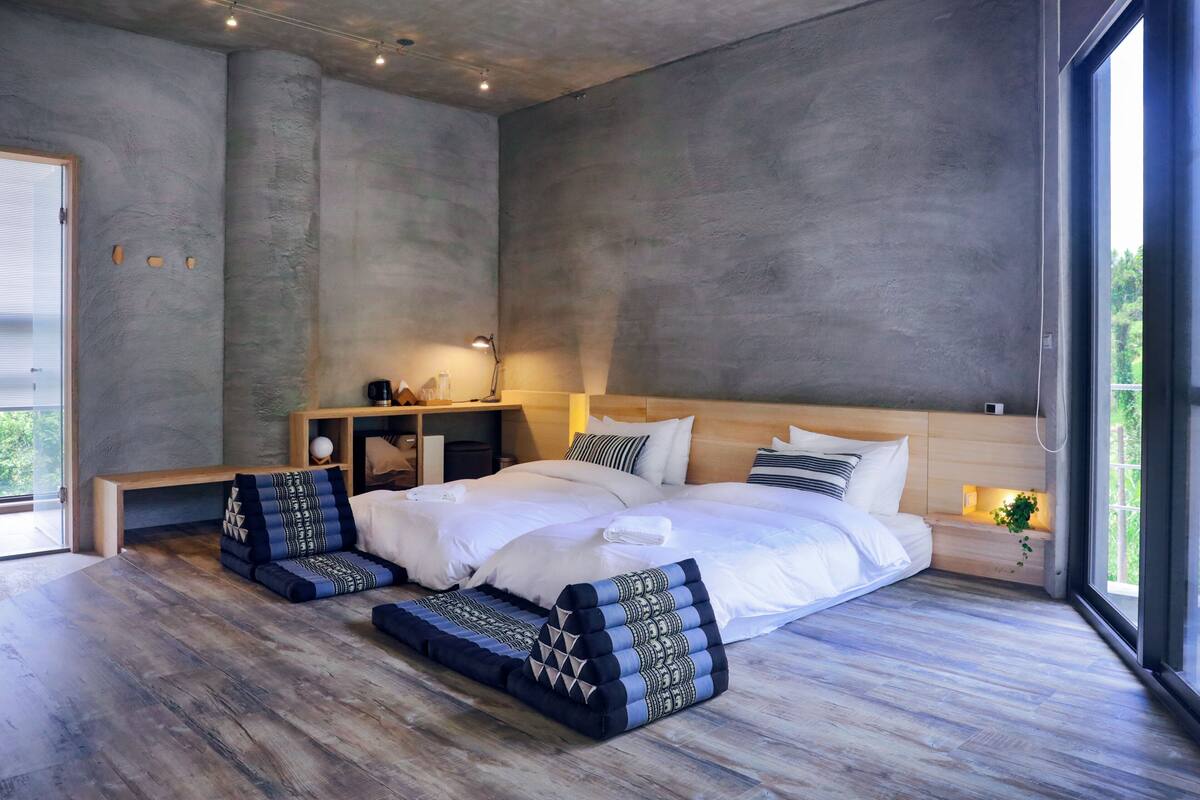Phòng 2 giường đơn Deluxe (Fari) | Minibar với thức uống miễn phí, bàn