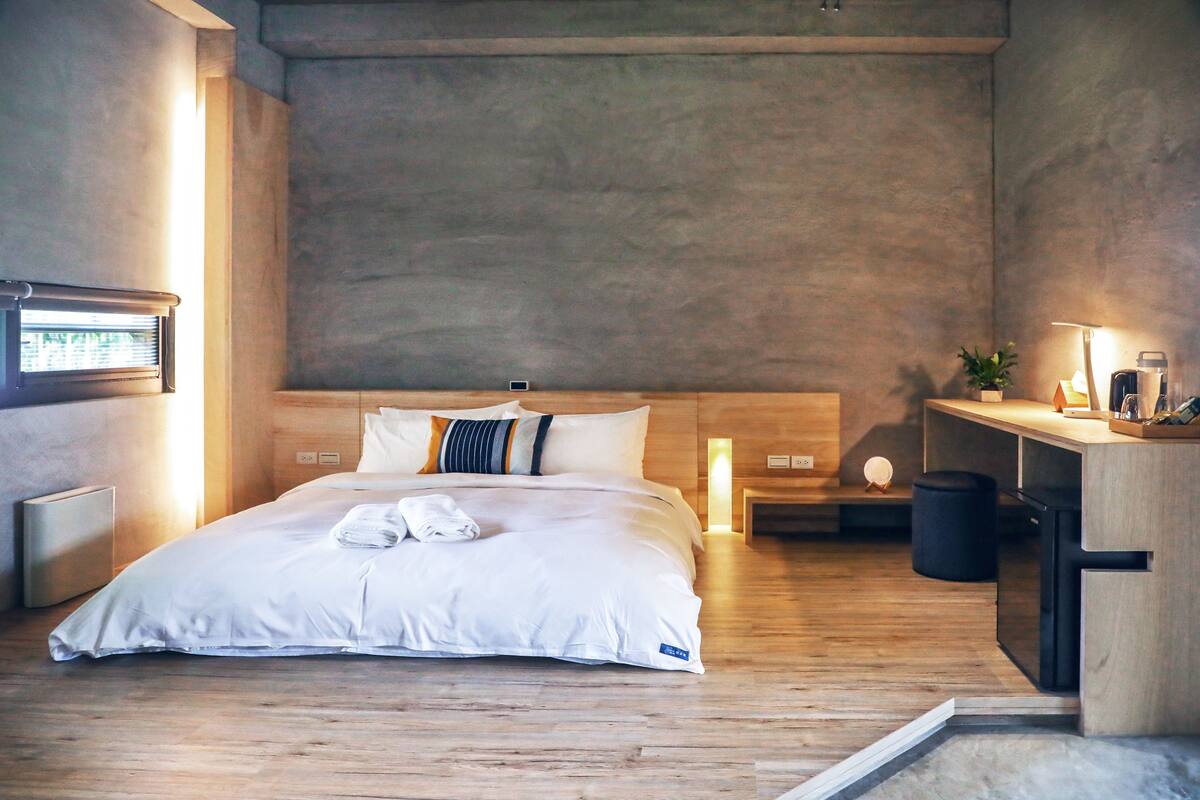 Phòng đôi Tiêu chuẩn (Kawi) | Minibar với thức uống miễn phí, bàn