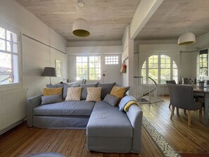 Een televisie en een open haard