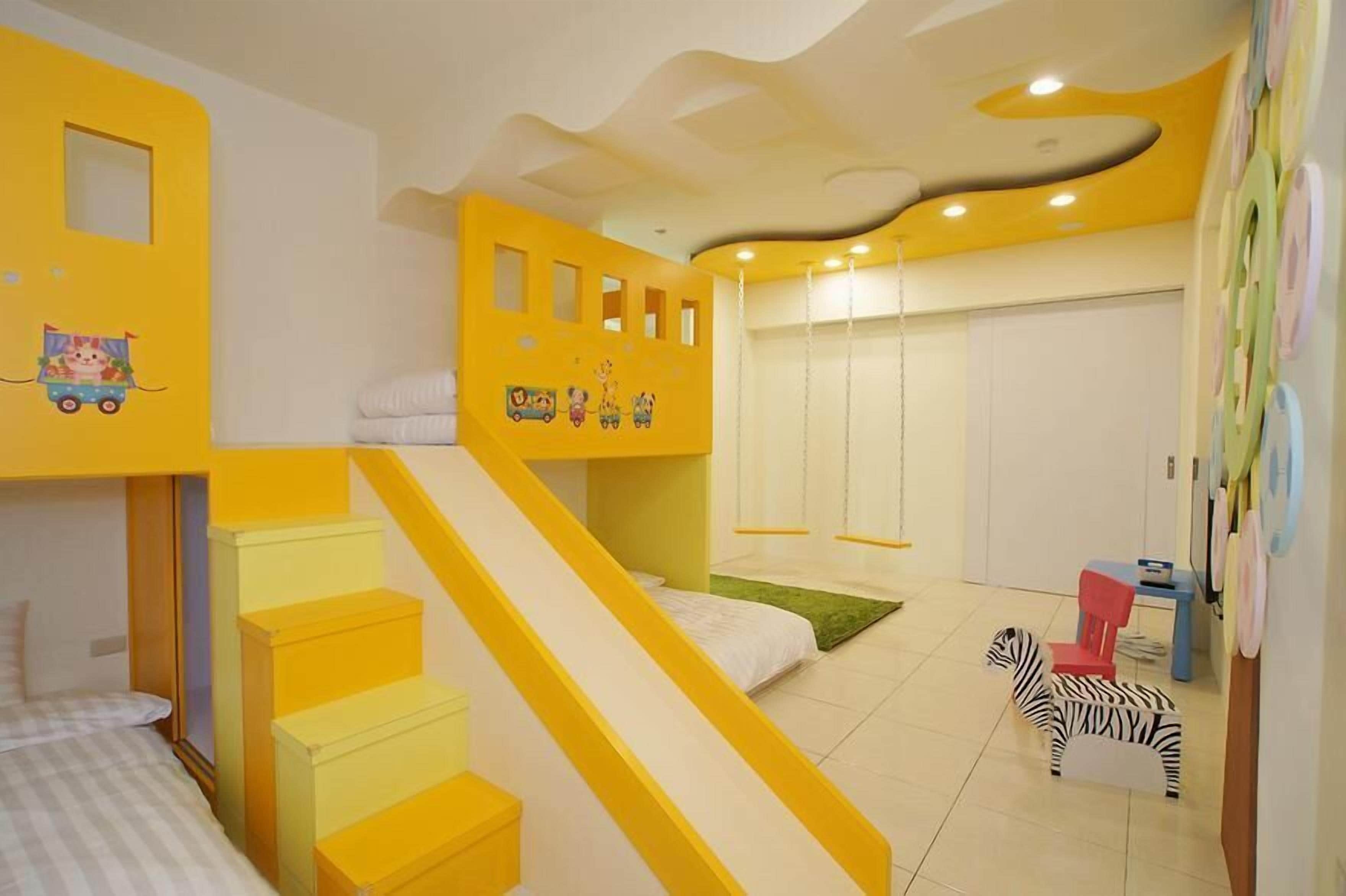 Familien-Suite, Balkon | Individuell dekoriert, Verdunkelungsvorhänge, Bügeleisen/Bügelbrett