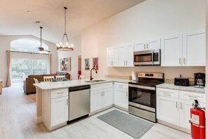 Réfrigérateur, four à micro-ondes, un four, surface de cuisson