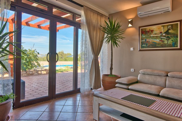 Flat-screen TV, fireplace