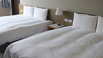 Habitación cuádruple estándar | Edredones de plumas y wifi gratis