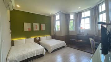 Deluxe Quadruple Room | Down comforters, free WiFi