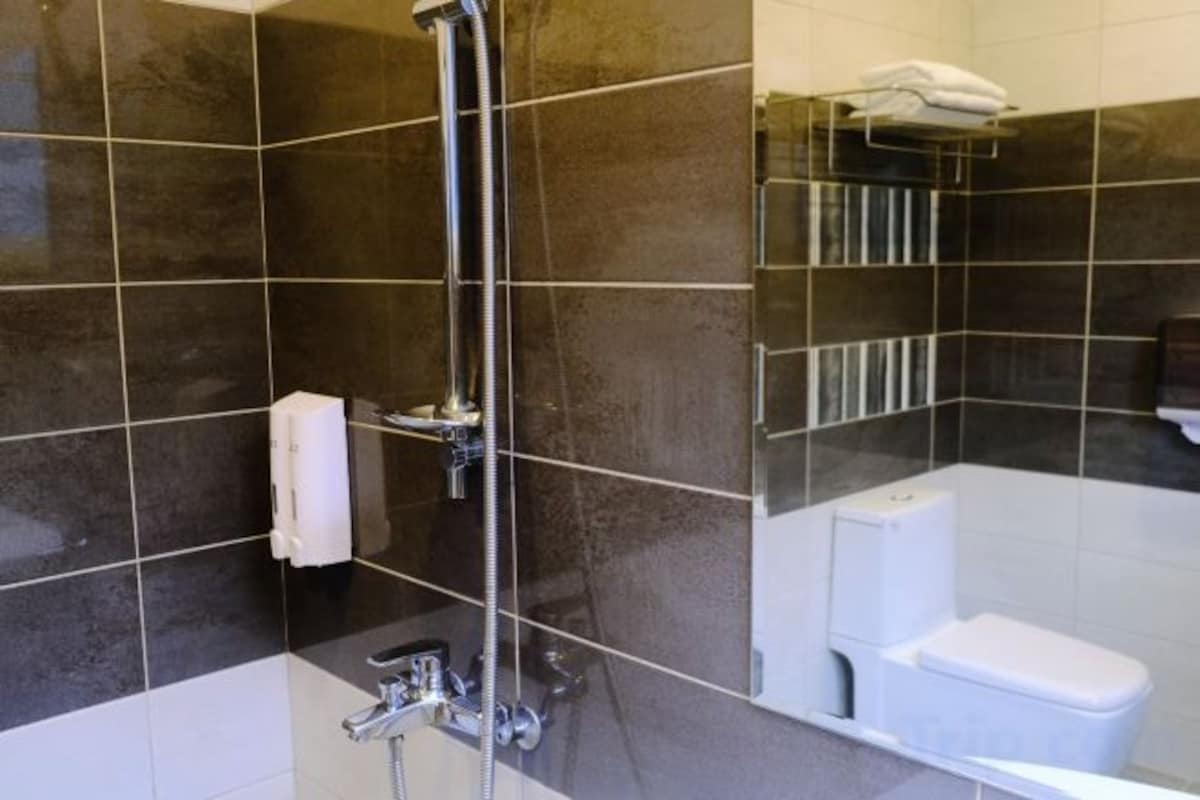 Badezimmer | Dusche, kostenlose Toilettenartikel, Haartrockner, Handtücher