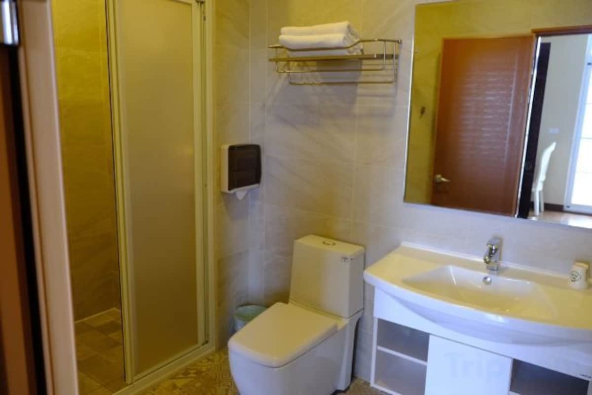 Badezimmer | Dusche, kostenlose Toilettenartikel, Haartrockner, Handtücher