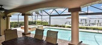 Gezellige rivierfront huis w / panoramisch uitzicht, prive zwembad / spa & dock!
