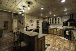 ثلاجة، ميكروويف، فرن، موقد طهي مسطح