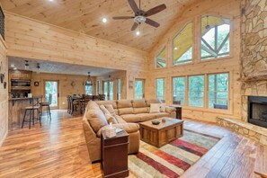 TV, fireplace - Majestic Peace Mountainside (Cherry Log)