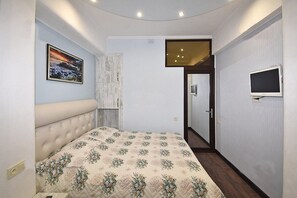 2 bedrooms, desk, soundproofing, iron/ironing board - Luxury Apartment in Republic Square (Kentron)
