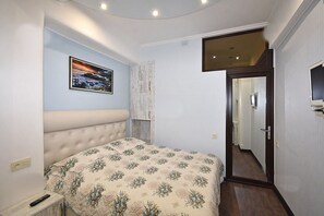 2 bedrooms, desk, soundproofing, iron/ironing board - Luxury Apartment in Republic Square (Kentron)