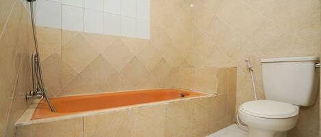 Un bagno con vasca, WC e doccia.