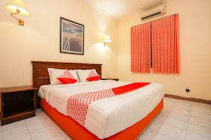 Deluxe Double Room | Free WiFi, bed sheets - Hotel O Dibino (Surabaya)