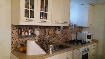 Køleskab, mikrobølgeovn, ovn, kogeplade