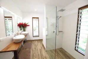 Shower, rainfall showerhead, free toiletries, hair dryer - Divi's Boutique Retreat (Mangaliliu)