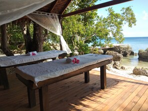 Masajes en la playa, manicura y pedicura