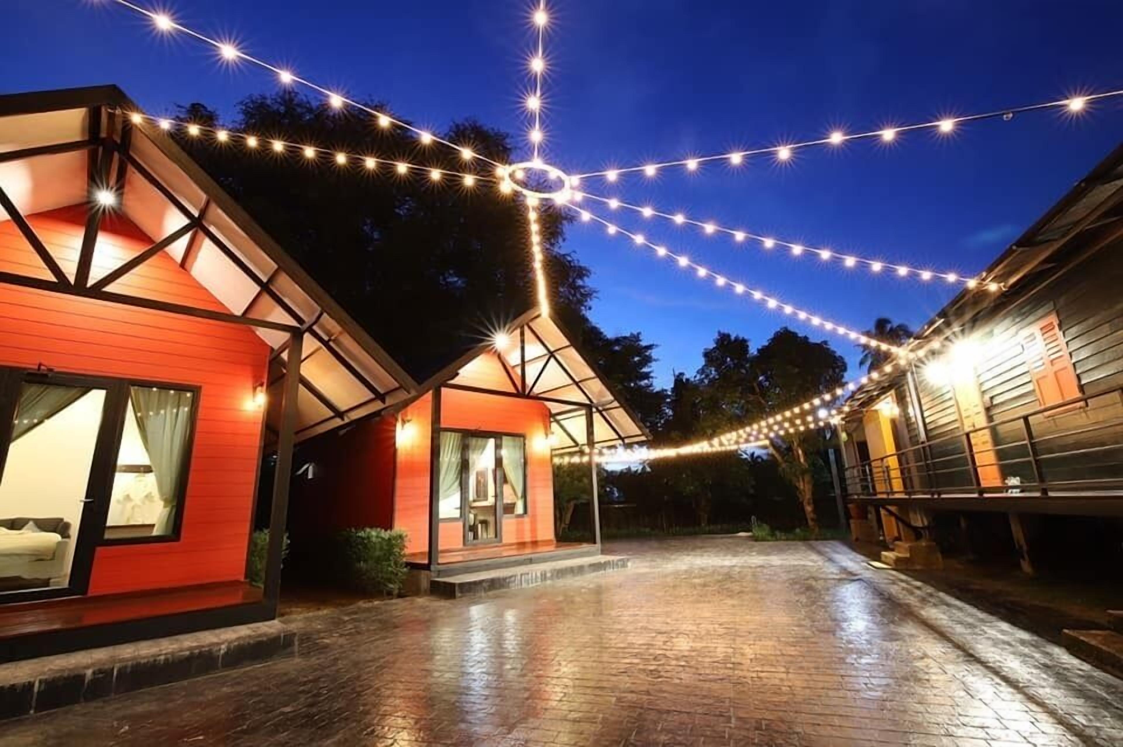 Fachada de la propiedad por la tarde o noche