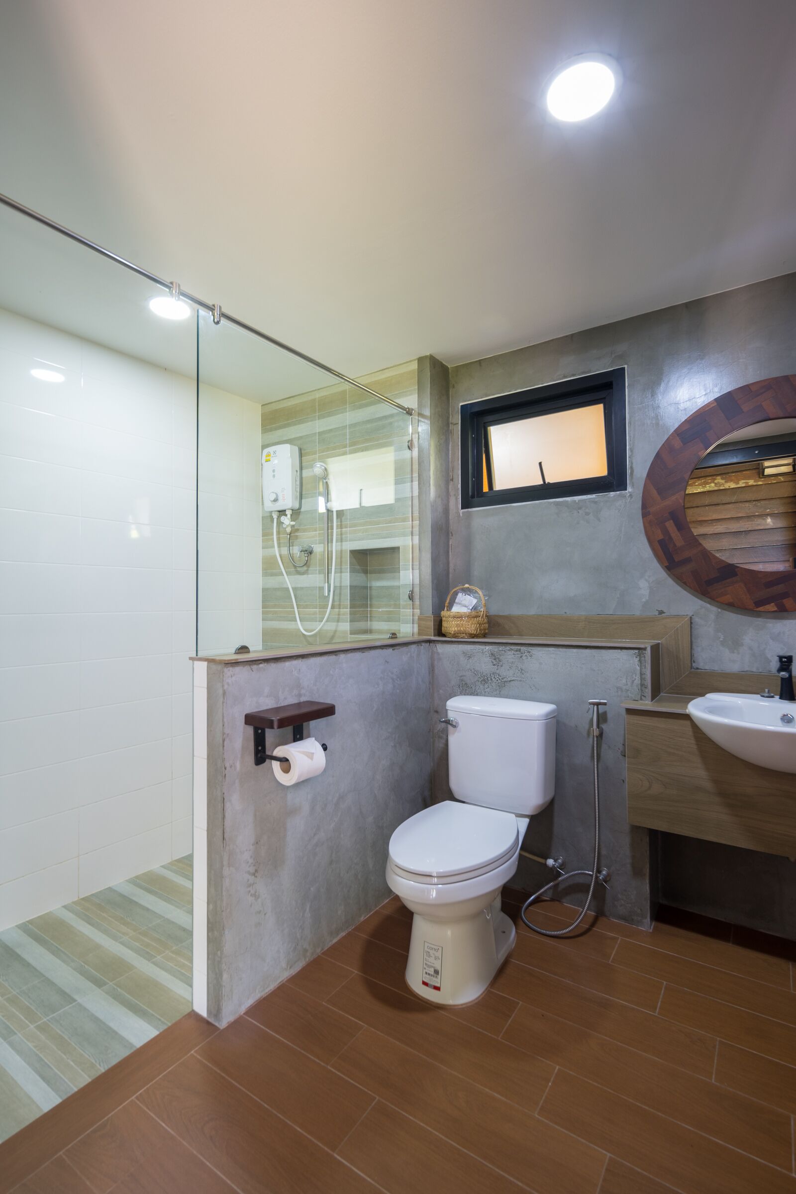 Un baño moderno con inodoro, ducha y lavamanos.