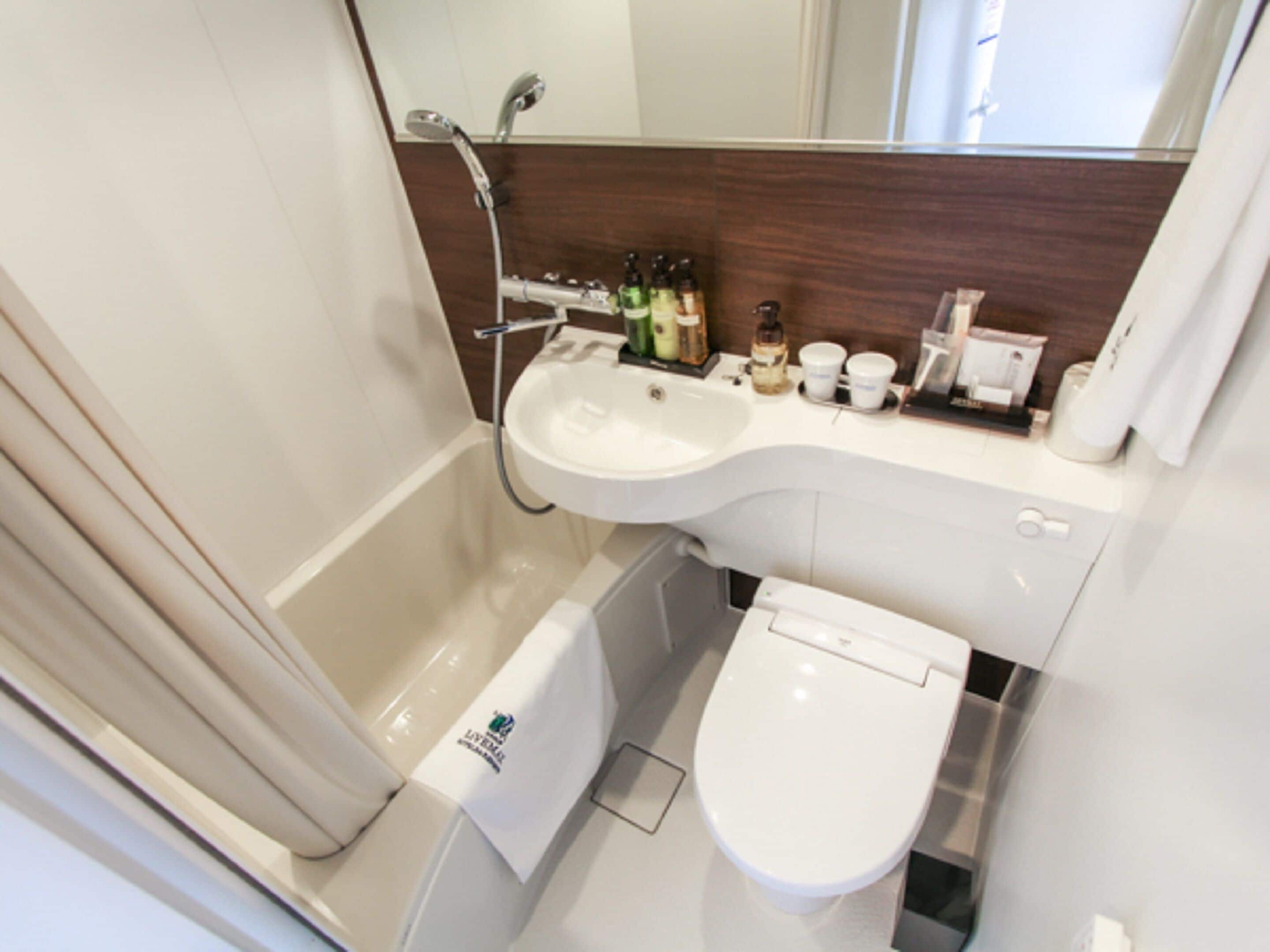 Combined shower/tub, deep soaking tub, free toiletries, hair dryer