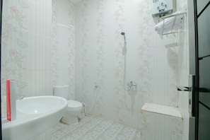 Standard Double Room | Bathroom | Shower, towels - OYO 1014 Bettah Coba 2 Sukabumi (Sukabumi)