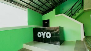 A reception area with a green wall and a sign that reads "OYO". - OYO 1014 Bettah Coba 2 Sukabumi (Sukabumi)