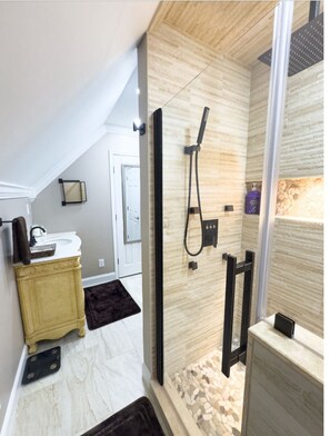 Suihkun ja ammeen yhdistelmä, hiustenkuivaaja, pyyhkeet, saippua