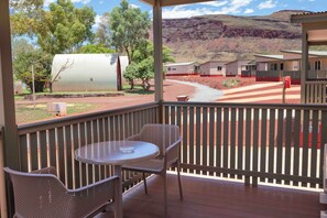 Premium Chalet | Soundproofing, iron/ironing board, bed sheets - Tom Price Tourist Park (Tom Price)